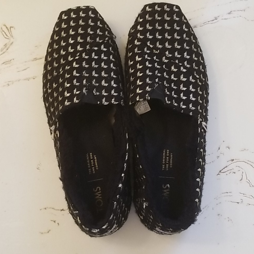 Black and gold Tom's